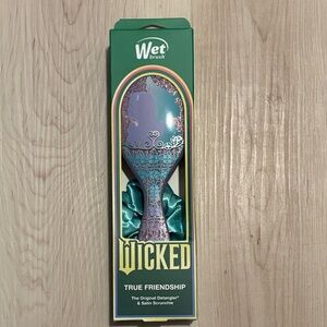 Wicked True Friendship Detangler Hair Brush and Scrunchie Set